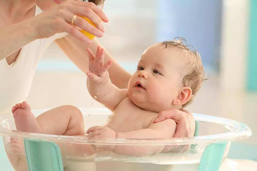 Việc tắm cho bé sẽ đơn giản hơn rất nhiều nếu cha mẹ nắm vững nguyên tắc